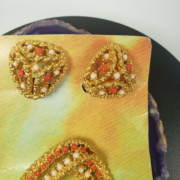 VTG Rare Hattie Carnegie Coral and White Stone Brooch and Clip-on Earrings Set - Picture 4 of 15